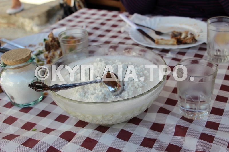 Φρέσκια αναρή με ζάχαρη, ιδανικό επιδόρπιο μετά το γεύμα, Πέρα Ορεινής 22/3/2014.φωτ: Κατερίνα Λαζάρου